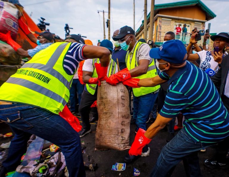 GOVERNOR SANWO-OLU LEADS BY EXAMPLE, PARTICIPATES IN LAGOS MONTHLY ENVIRONMENTAL SANITATION EXERCISE